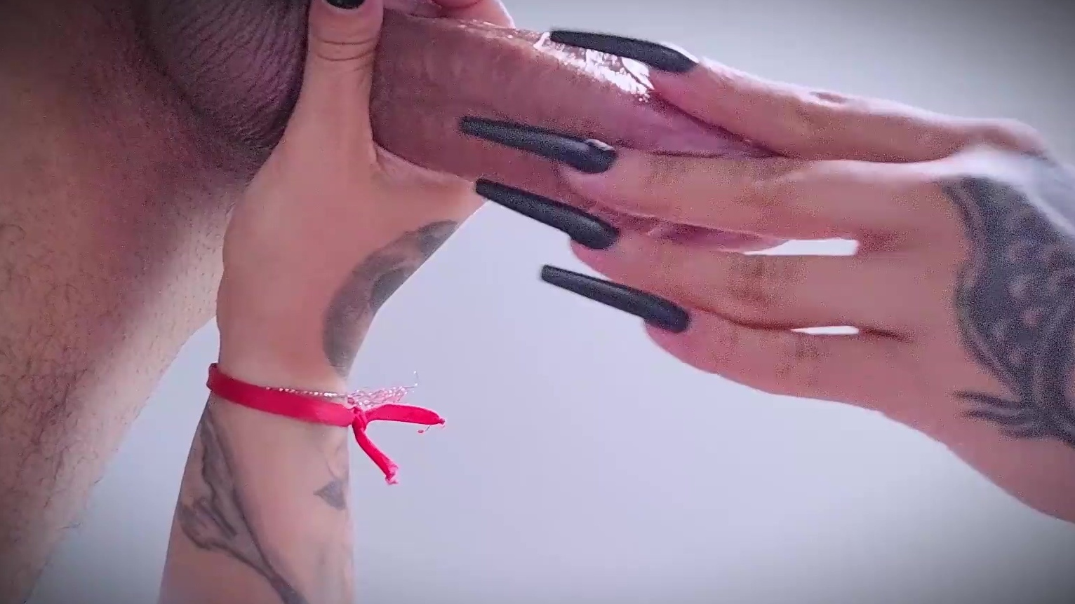 La chica está dispuesta a hacerle sentir el clavo en su orina.