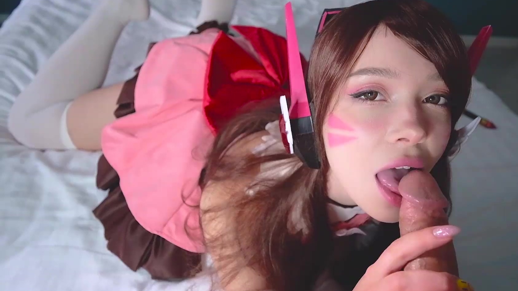 La guapa jovencita se disfraza, lo que la hace disfrutar de una mamada en POV