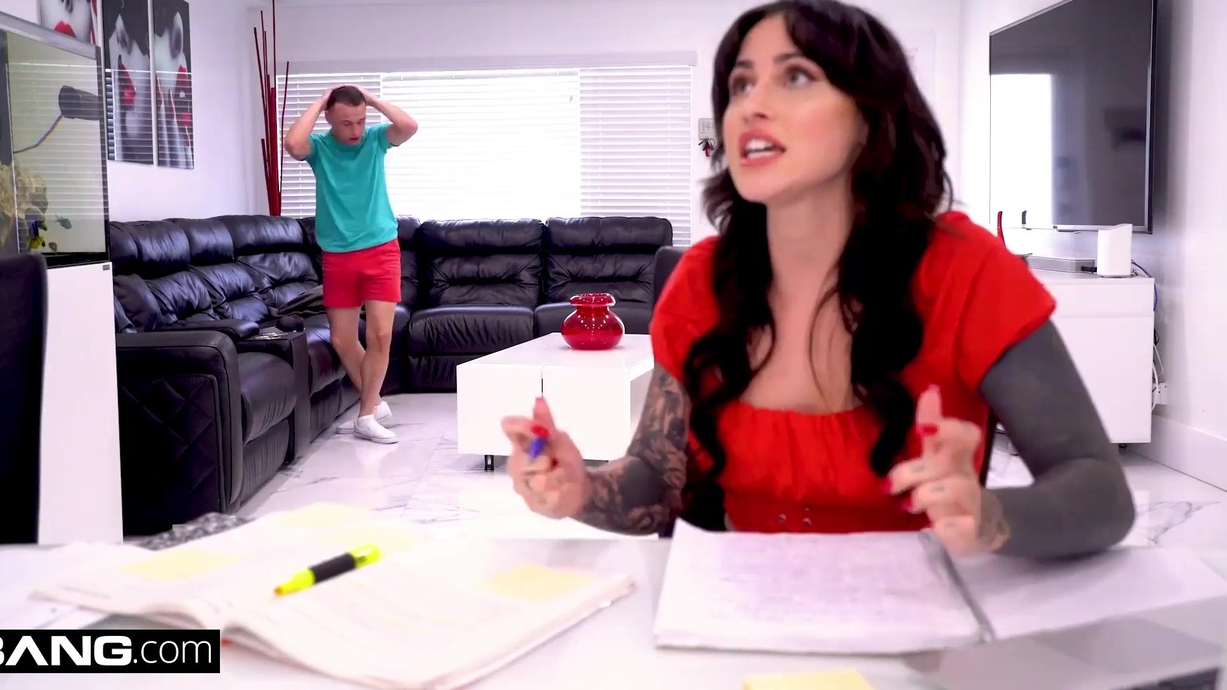 La hermana mayor, Demi Morgan, está haciendo descansar a su hermanastro con su bebé.