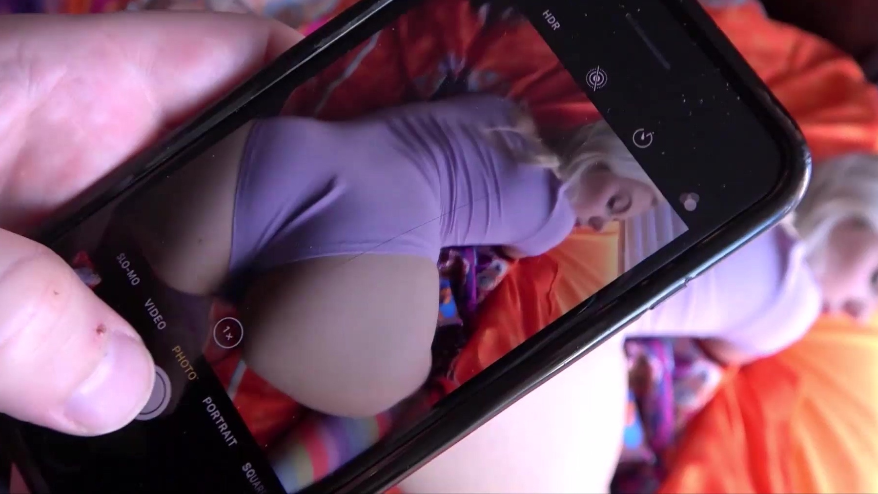 La hermana menor, rubia, entra y le da una patada a su hermano mayor (vista en primera persona).