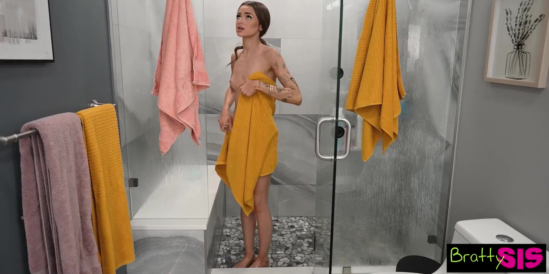 La hermana pequeña Jodie Johnson sedujo a su hermanastro en la ducha.