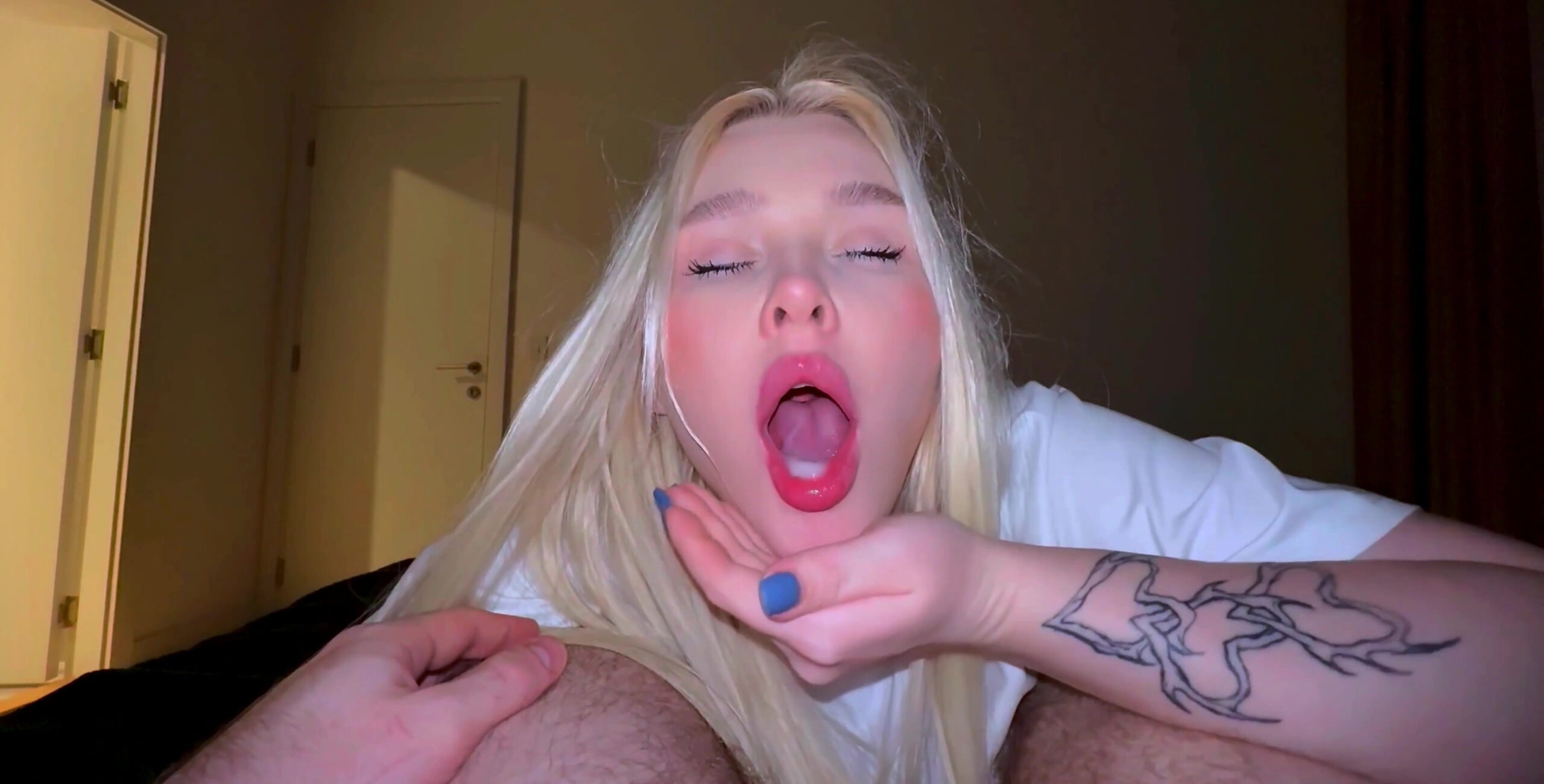 La hermana rubia le hizo una felación y le dejó caer su gran culo.