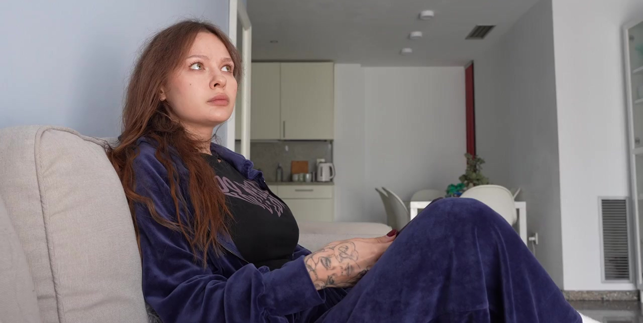 La hermanastra Sassy quiere practicar jugando a las cartas.