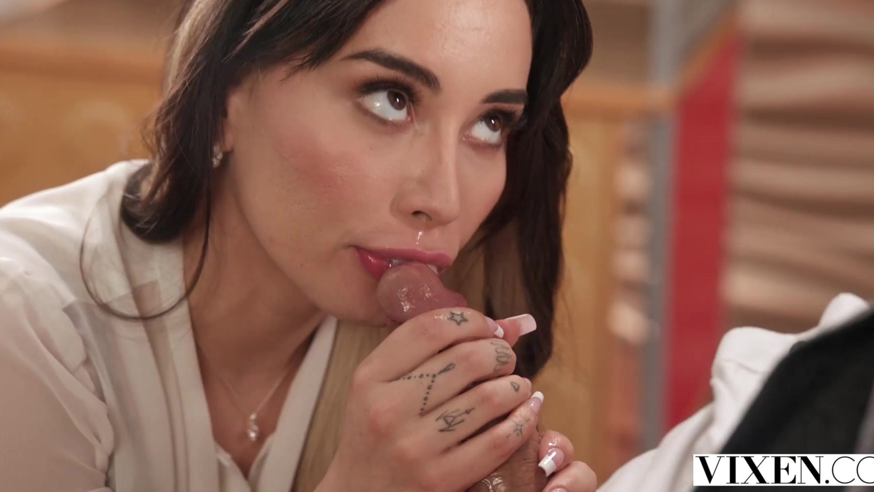 La hermosa Aria Lee sedujo a su jefe en la oficina, chupándole la gran polla.