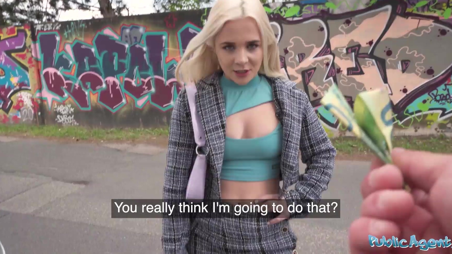 La hermosa rubia tetona Ellie Shou muestra sus encantos y luego complace a un hombre con una mamada y sexo al aire libre y en interiores.