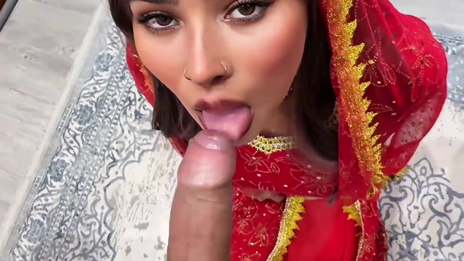 La india adúltera sabe cómo ponerle difíciles a su novio.