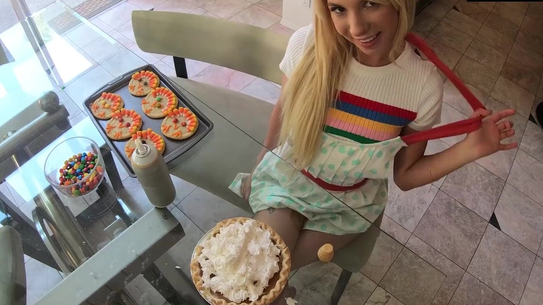 La joven rubia Kenzie le hace un pastel y se aceita en POV