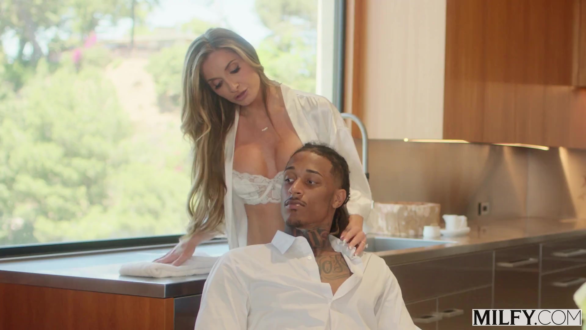 La linda Silvia Saige disfruta de la gran polla negra de Jay Hafner en su viejo coño