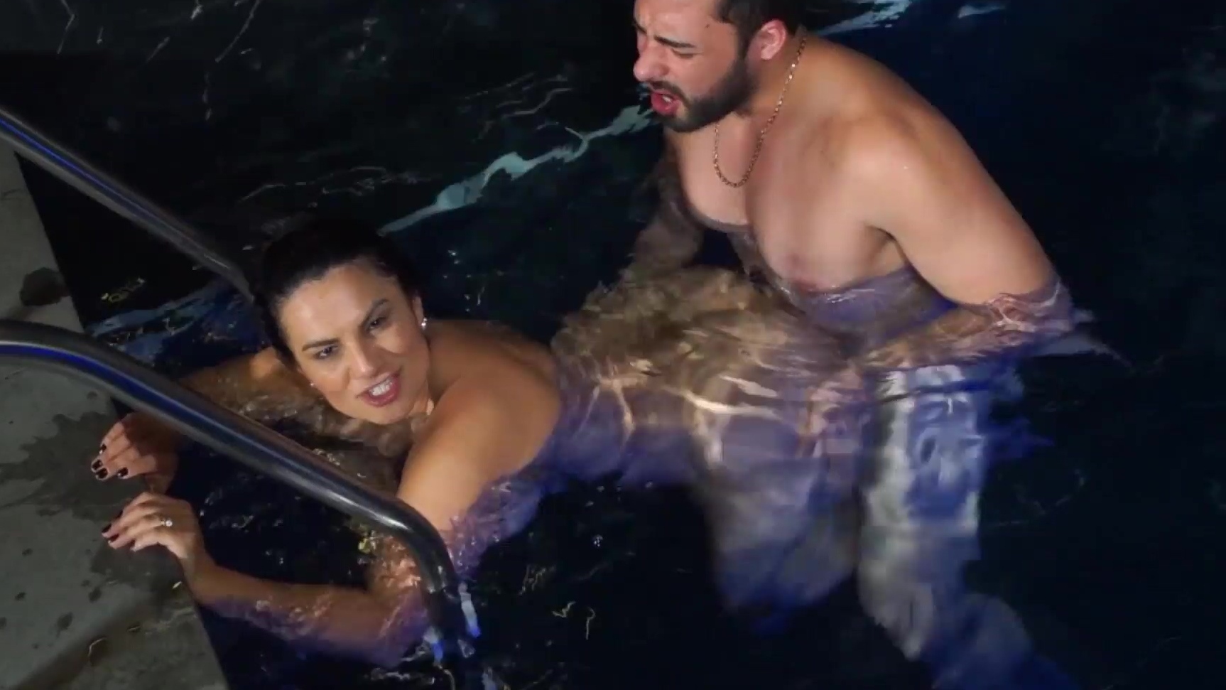 La lujuriosa MILF fue perseguida hasta la piscina.