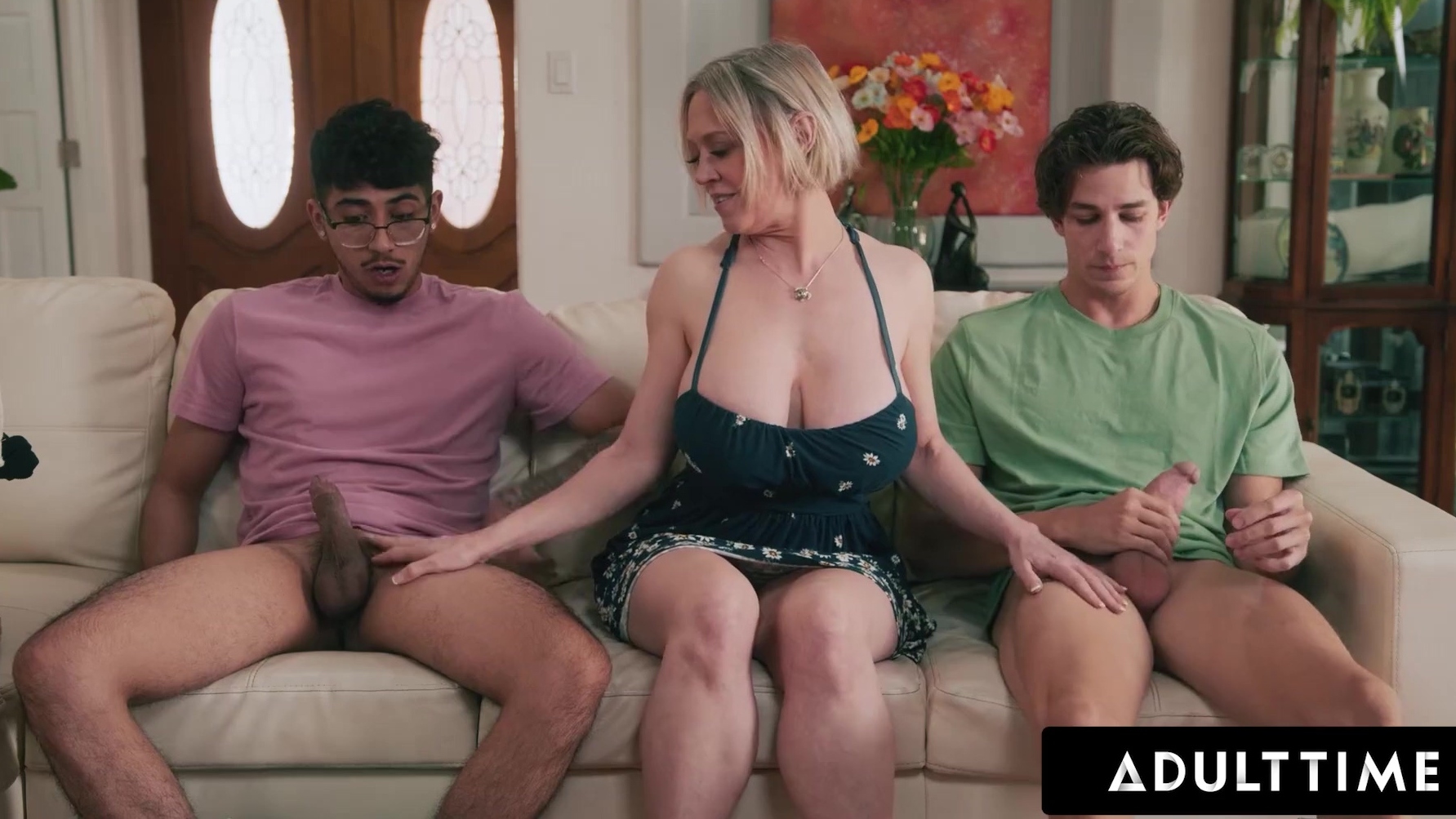 La madrastra pervertida Dee Williams comparte sus pechos con sus hijastros