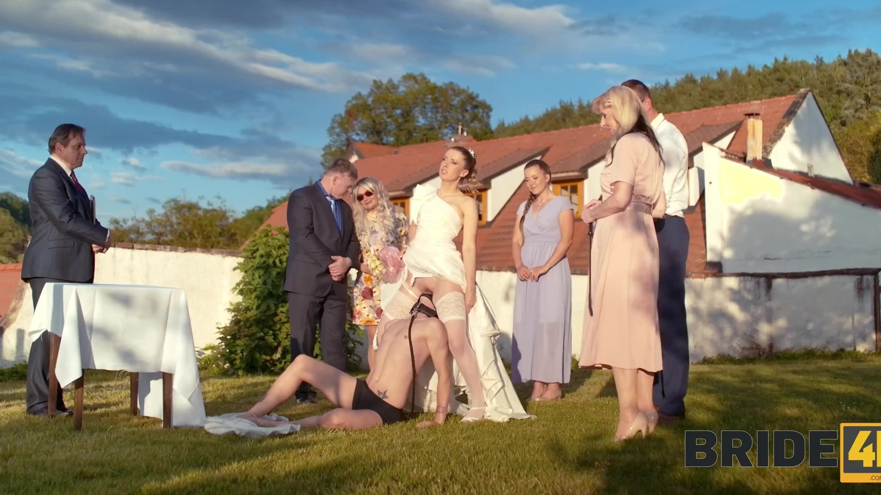 La más joven Andrea tiene relaciones sexuales con él después de la recepción de la boda.