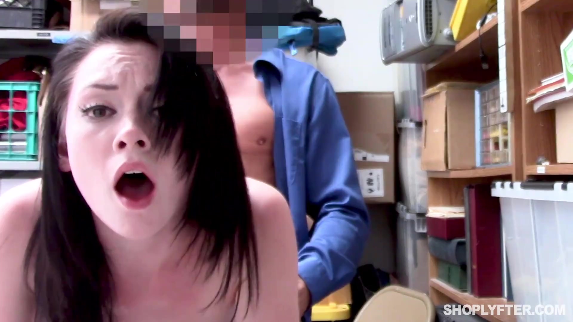 La morena pálida Athena Rayne es violada en grupo por un guardia de seguridad para robar en una tienda.