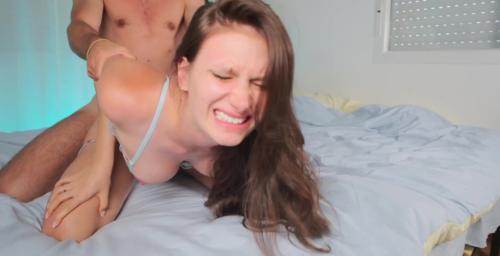 La morena recibe masajes y folladas a su nena en posición de misionero y a cuatro patas.