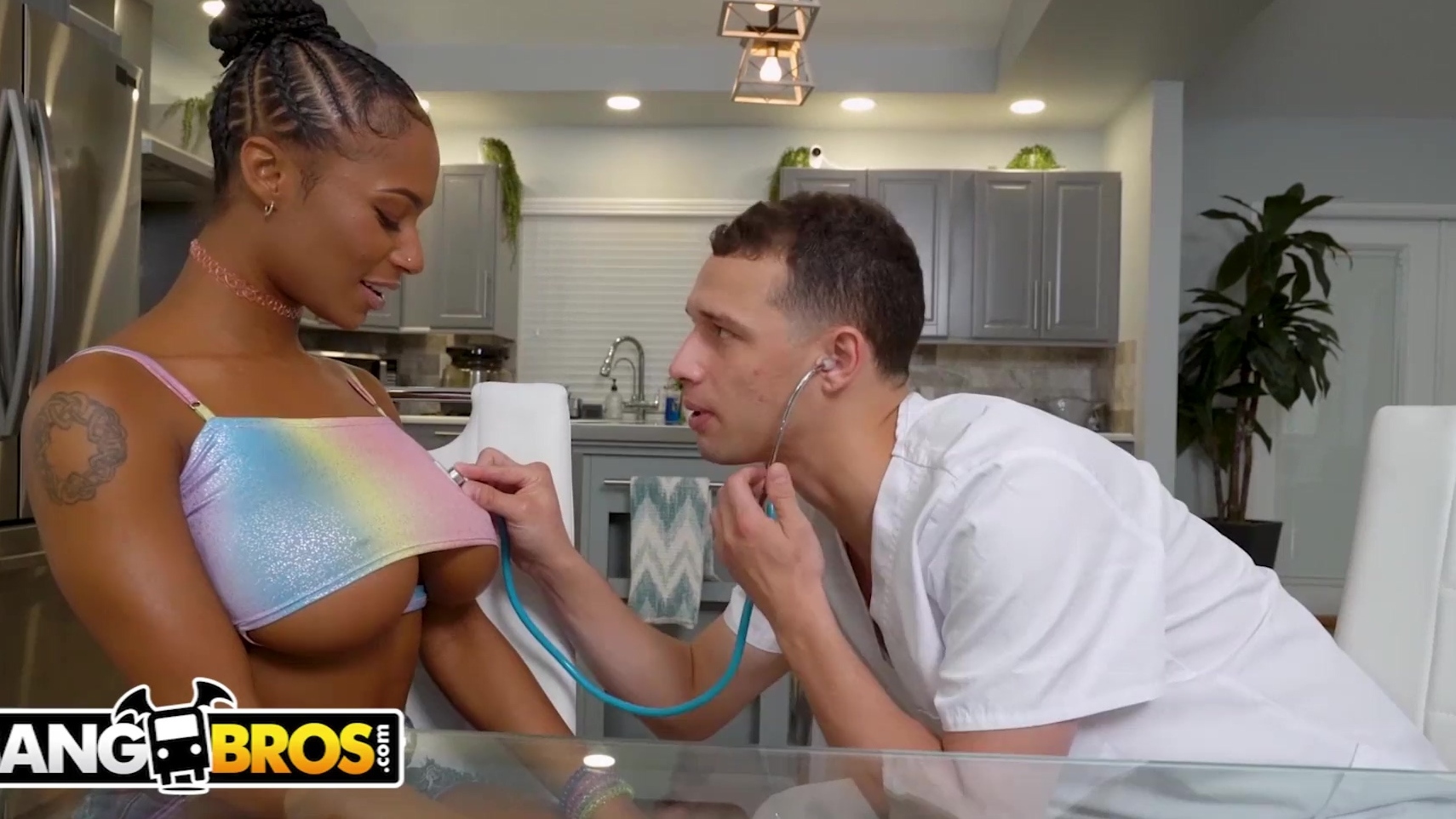 La paciente de ébano Sarai Minx convence al enfermero Johnny Love para que le cure los senos con su magia.