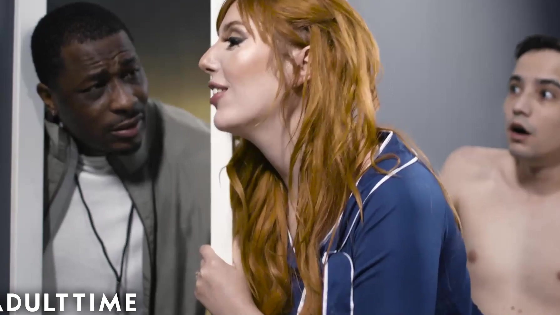 La profesora pelirroja Lauren Phillips casi es pillada por su marido negro teniendo sexo con un estudiante.