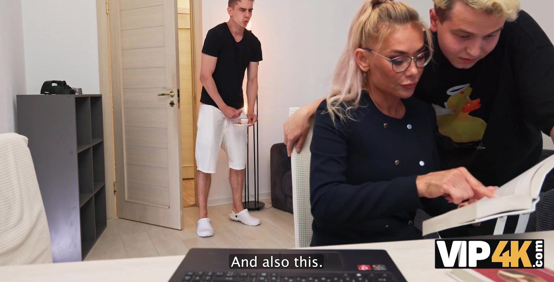 La profesora tetona Arty Cheys disfruta de sus alumnos.