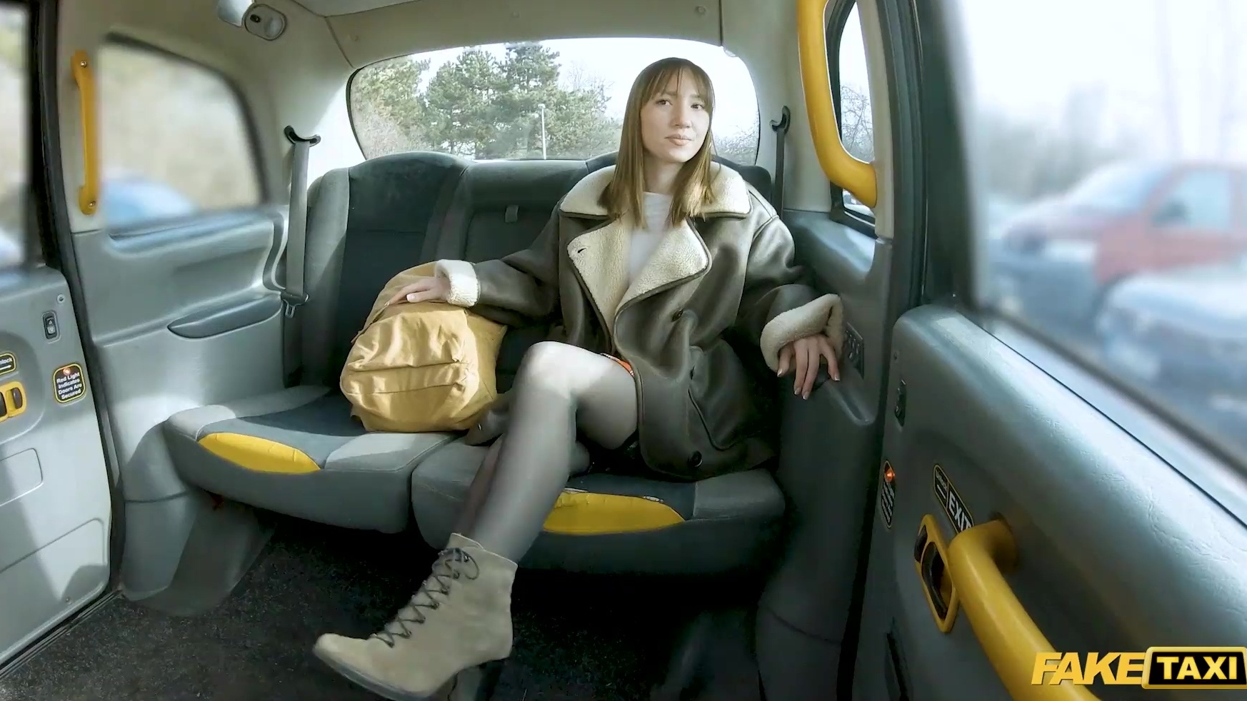 La prostituta adolescente Kate Quinn se sube a un coche con un taxista mientras estira las piernas en tanga negra.