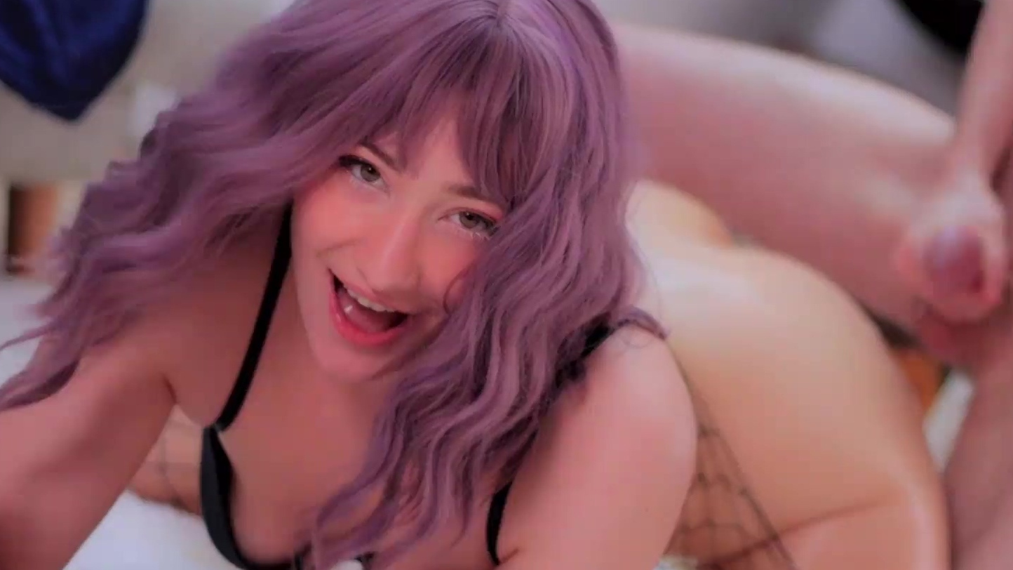 La puta rubia es empujada con tanta fuerza como un perro y gime ruidosamente.