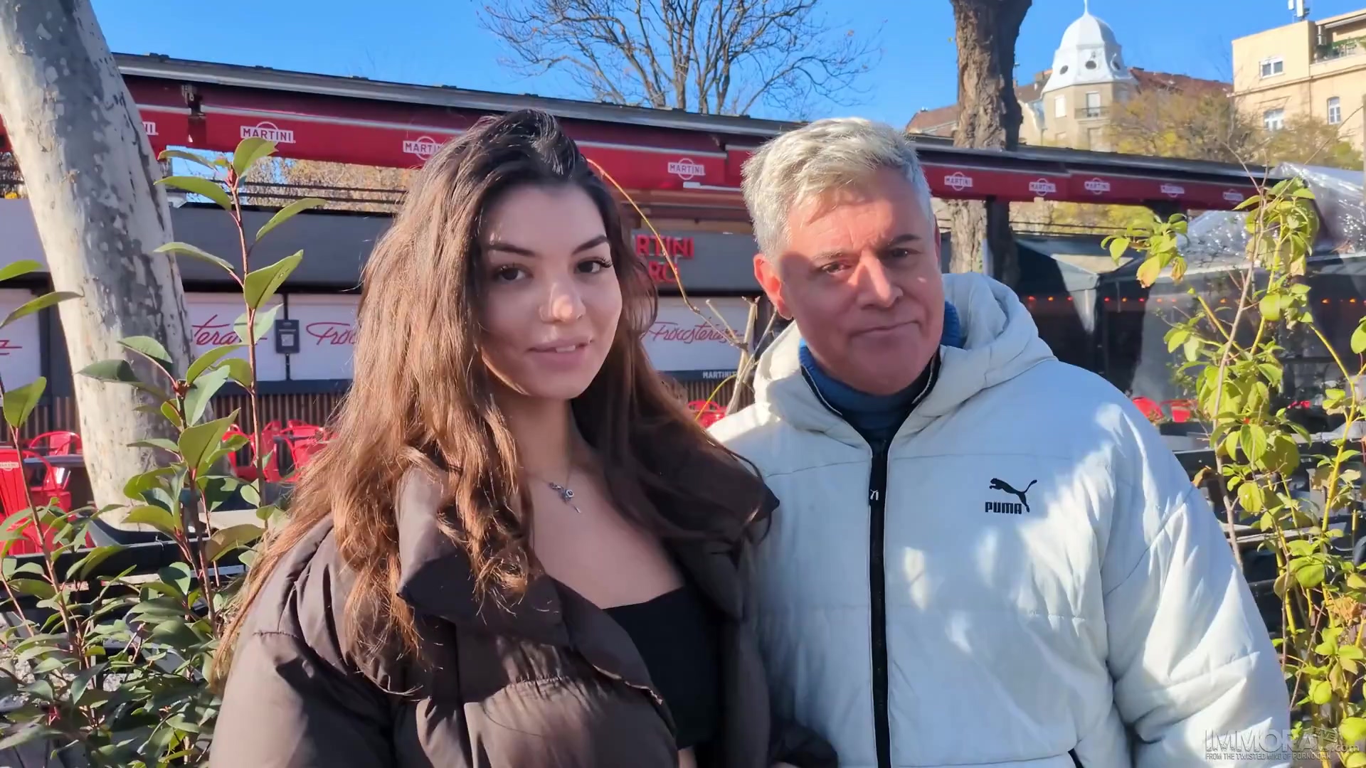 La rebelde Anna Bella disfruta acostarse con hombres mayores después de salir con alguien.