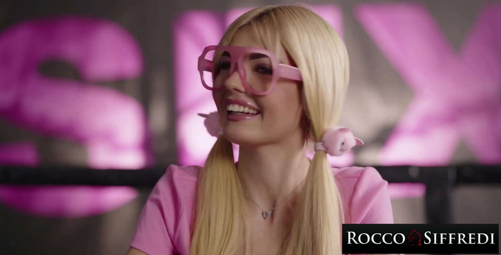 La rubia Luna es follada por una gran polla negra en una cama rosa en este podcast.