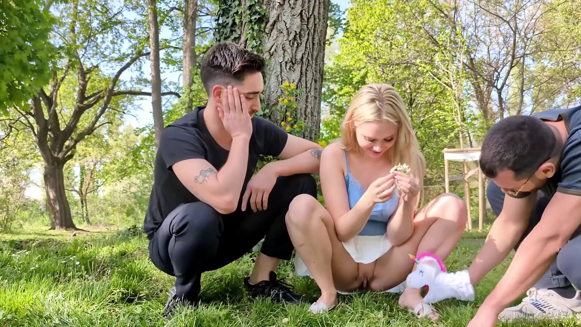 La rubia pálida Jessie Ames no tiene problemas para participar en un trío delante de la cámara.