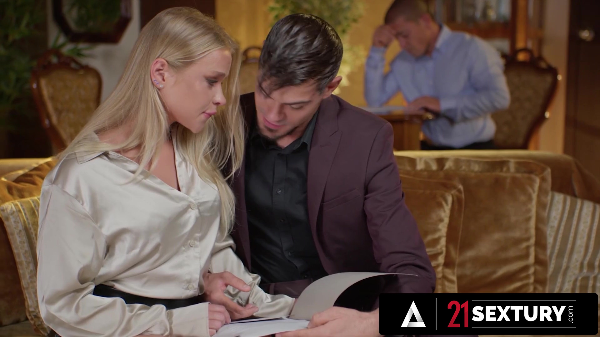 La rubia tiene a sus dos adultos tocándose los agujeros sumisamente.