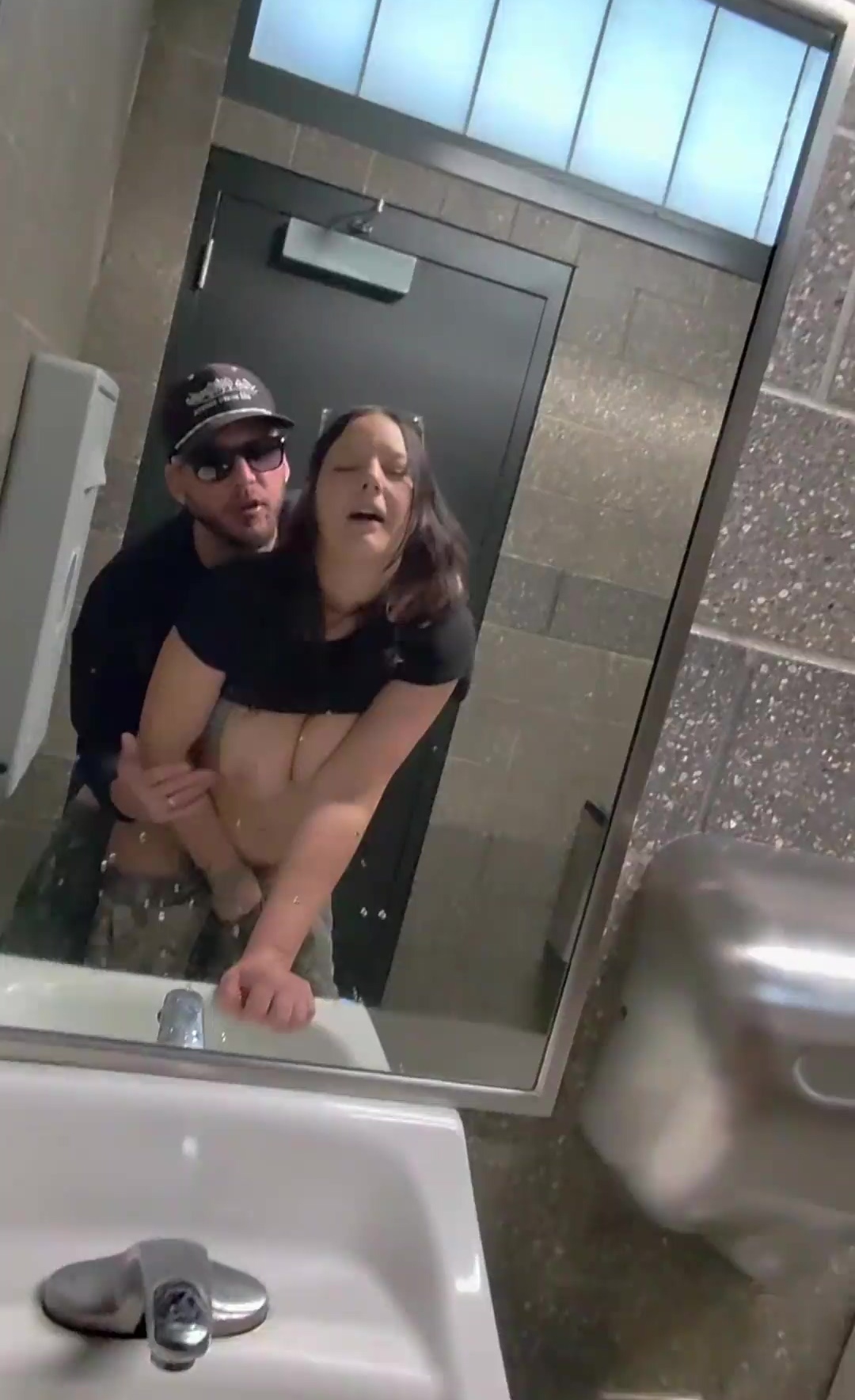 La sexy y curvilínea Pawg disfruta de la comida rápida con su marido en el baño público tomados de la mano en el auto.