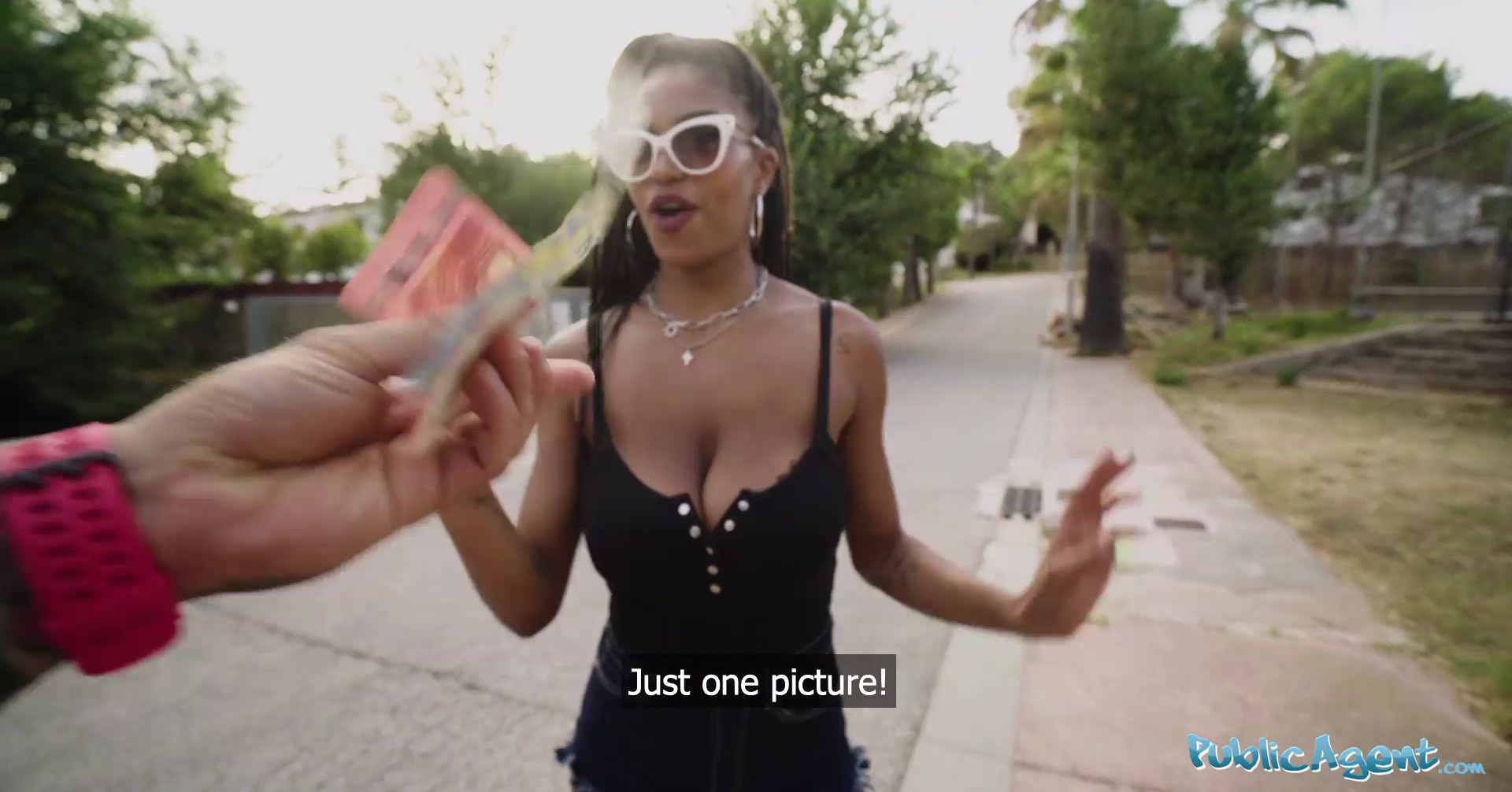 La zorra de ébano tetona Tina Fire está lista para follar con gente y dinero.