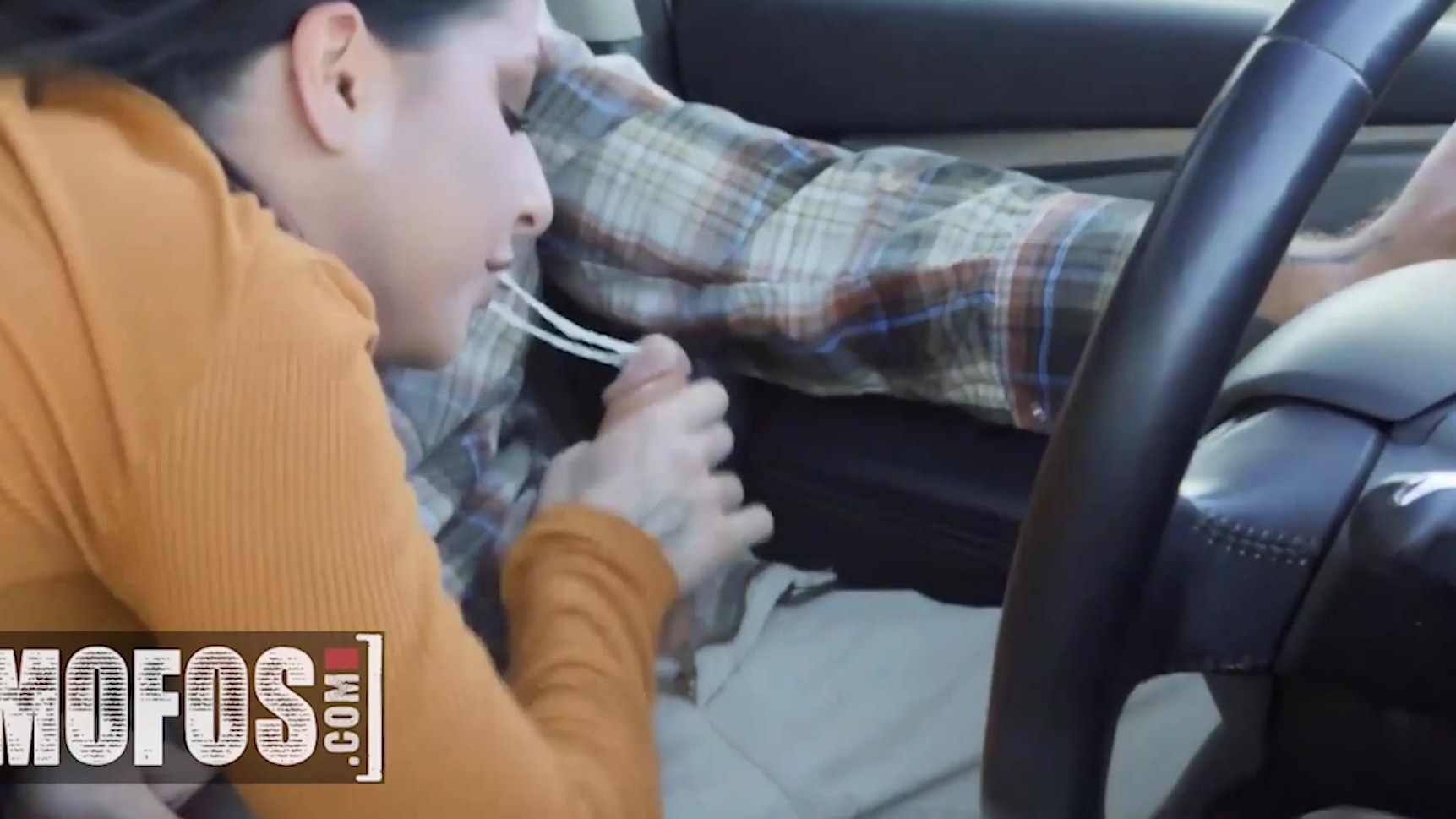 La zorra morena Kaitlyn Katsaros engaña a su novio con Scott Nails