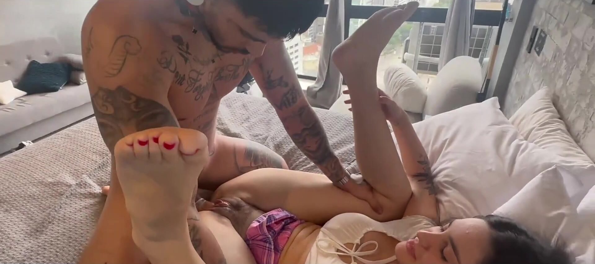 Latina cachonda invitó a su maestra a jugar con su nena mojada