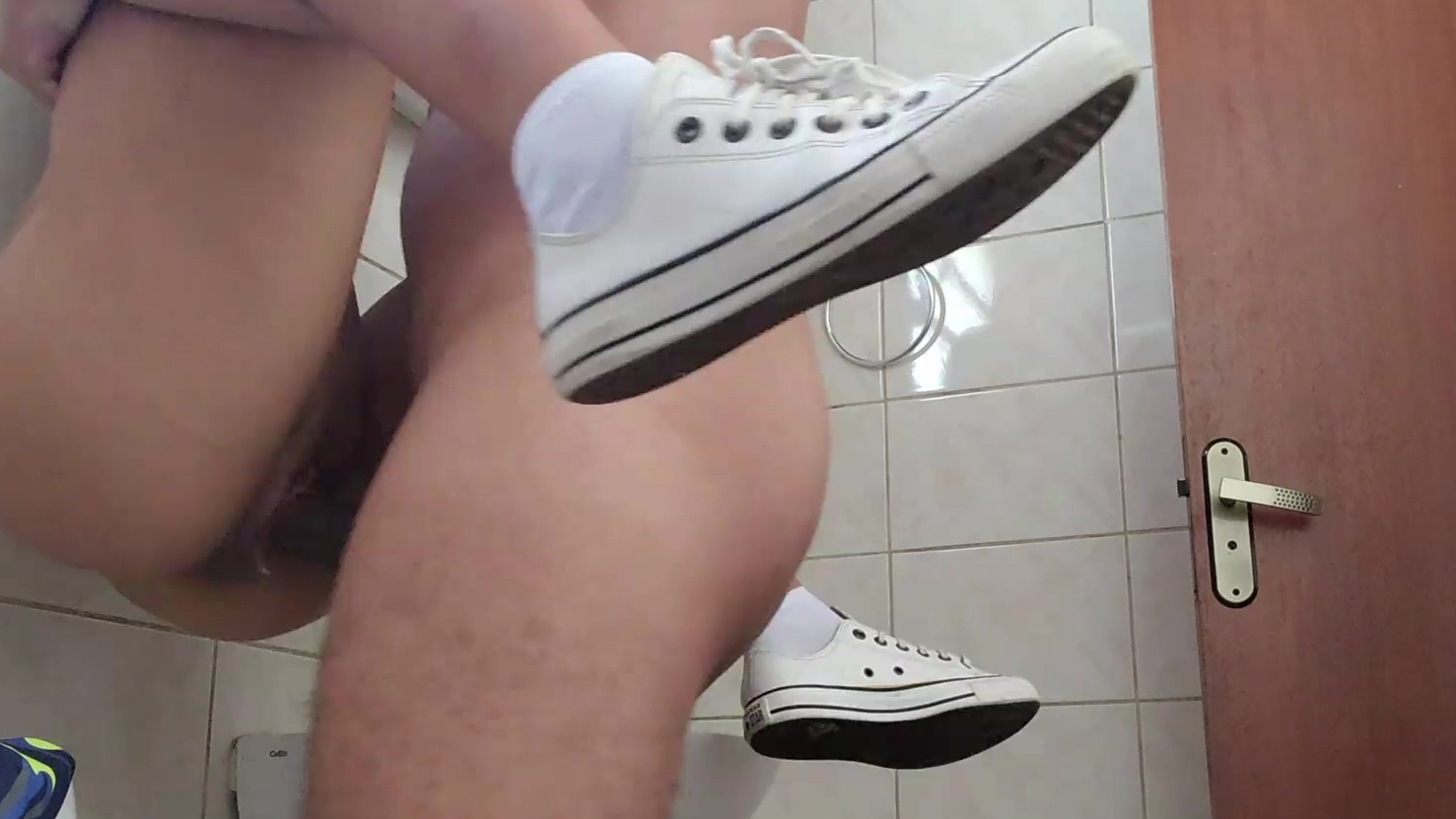 Latina caliente se corre durante un encuentro romántico en el baño del gimnasio