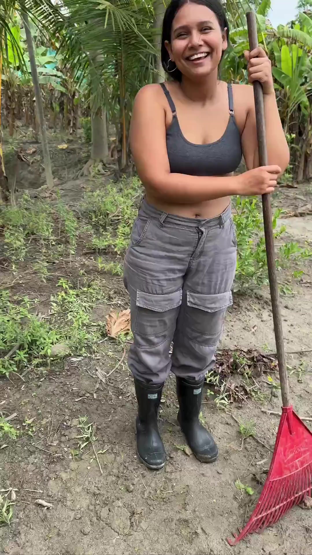 Latina con curvas dispara descuidadamente y se pone a cuatro patas durante un descanso de hojas