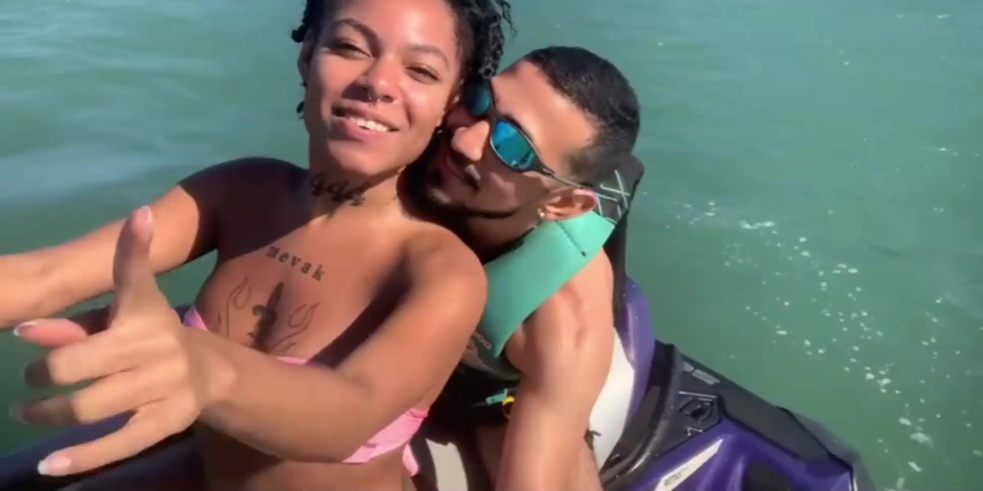 Latina culona en bikini se roba a su instructor de moto acuática en el jet