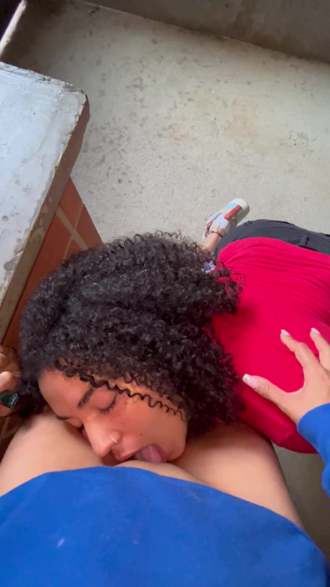 Latina de pelo rizado lame al bebé de su mejor amiga en público.