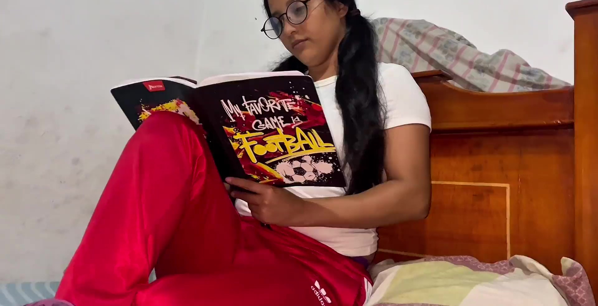 Latina nerd con curvas monta la polla de su profesor con su gran trasero