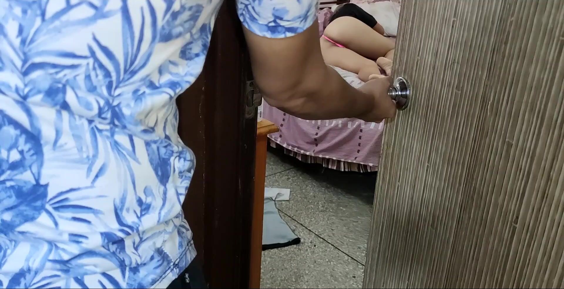 Latina rubia con curvas se despierta con el novio de su compañera de cuarto.