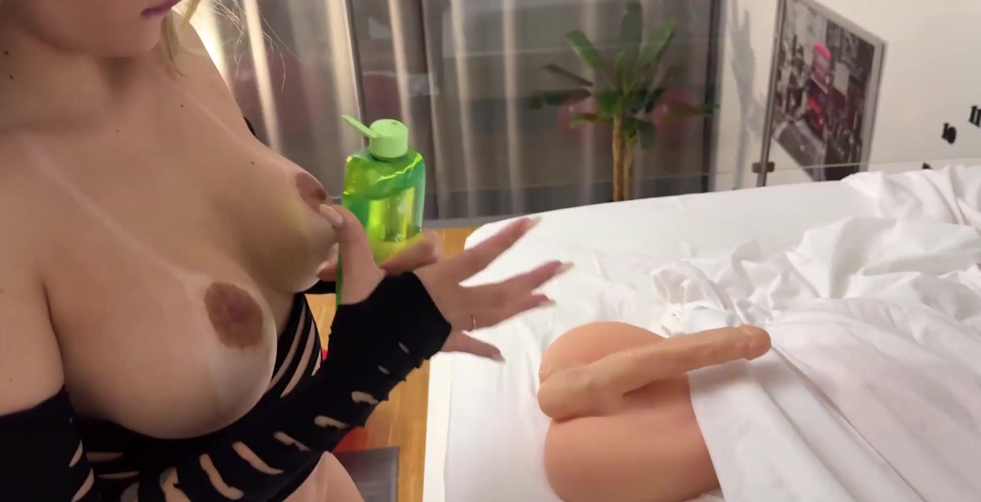 Latina rubia grande y caliente cabalga el pene de su amiga pensando que es el pene de su juguete.