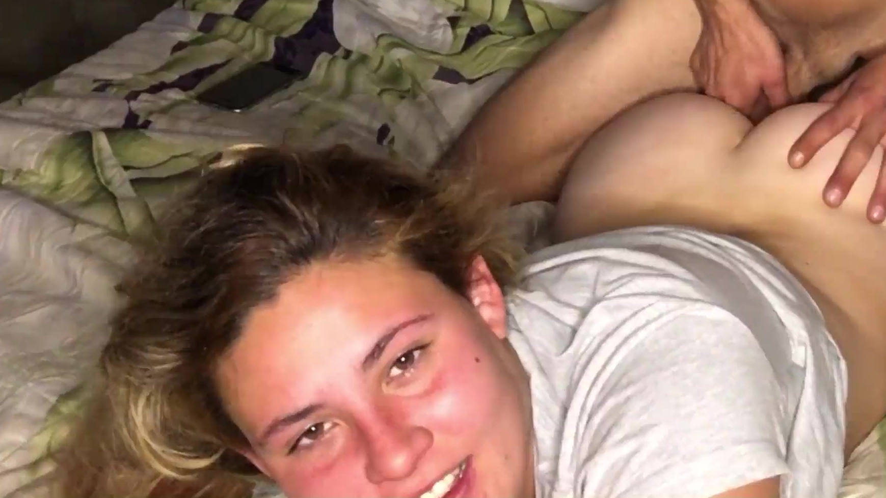 Rubia latina recibe una dura penetración anal al estilo vaquera y perrito.