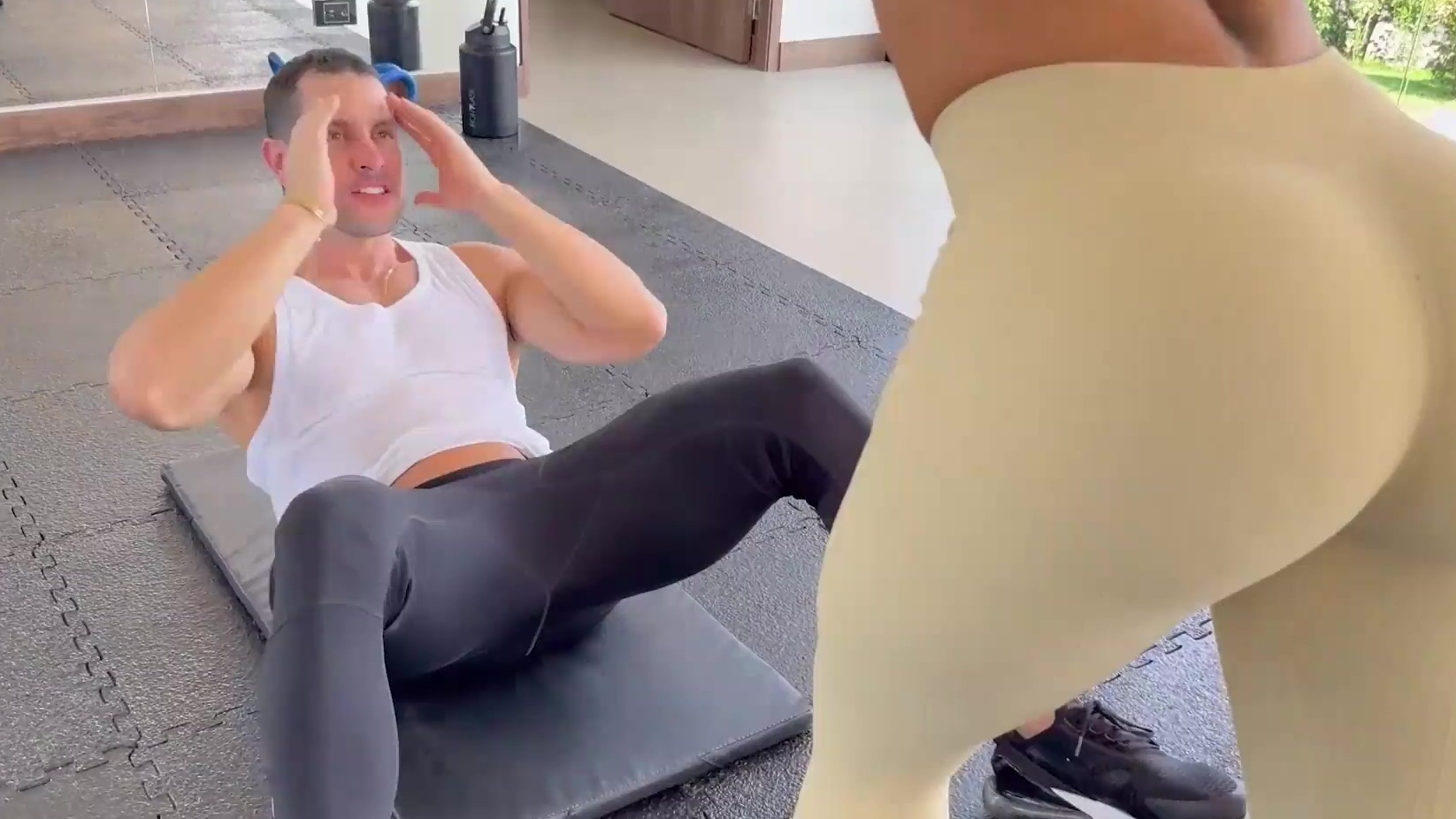 Le chupé el culo a una gran MILF caliente en el gimnasio después de mucha atención.