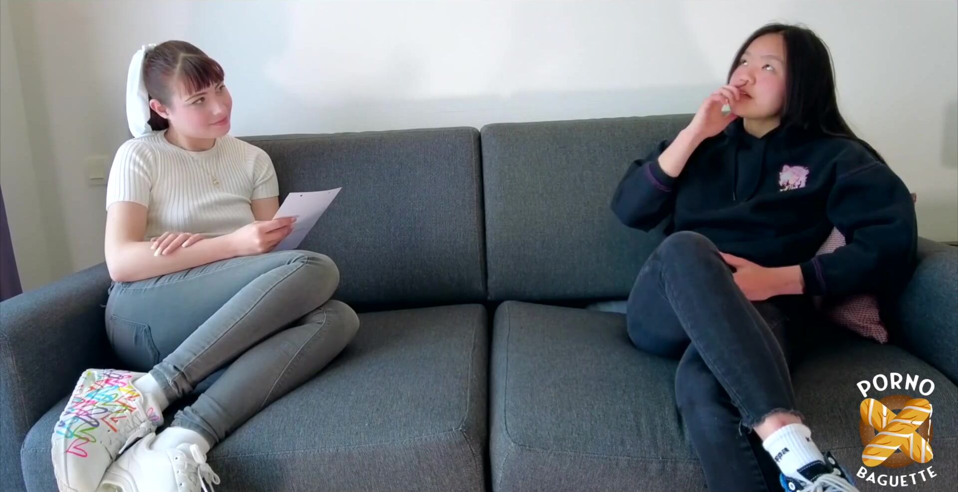 Luna Rival es golpeada por un hombre blanco en una cama de arrojar.