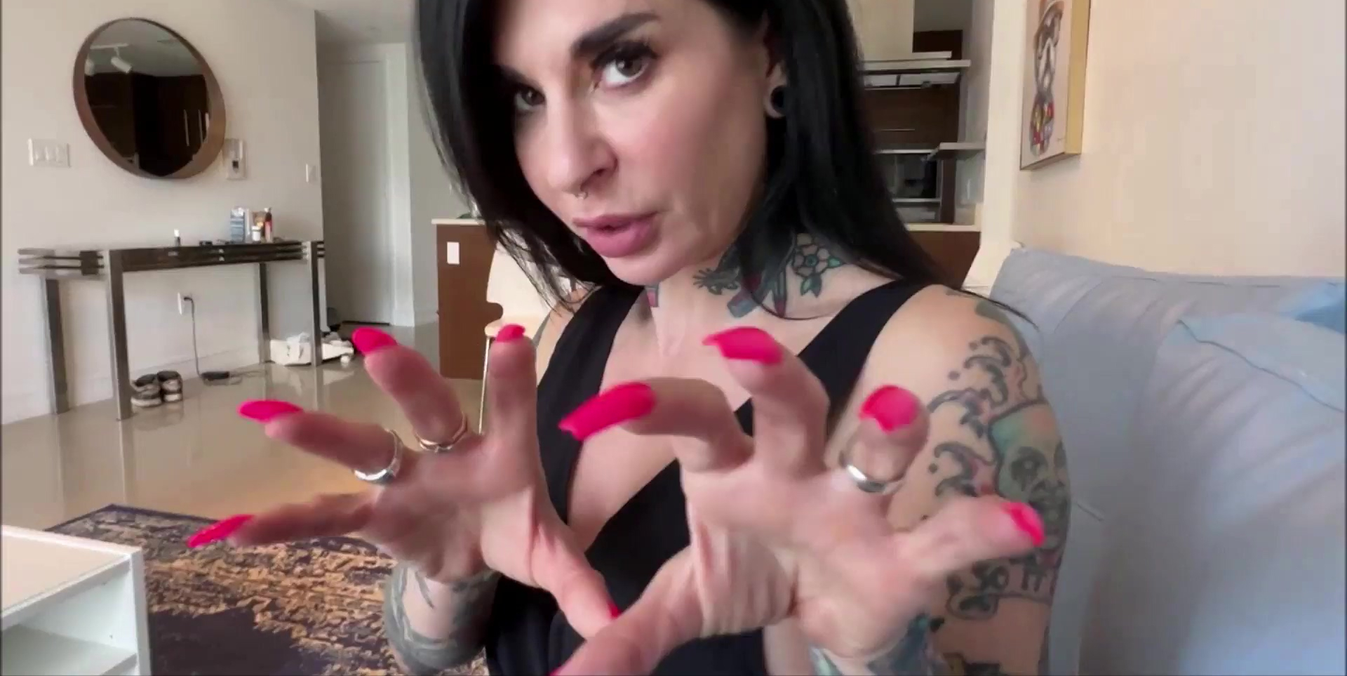 MILF gótica cabalga la gran polla del hijo de su mejor amiga en un vídeo POV casero.