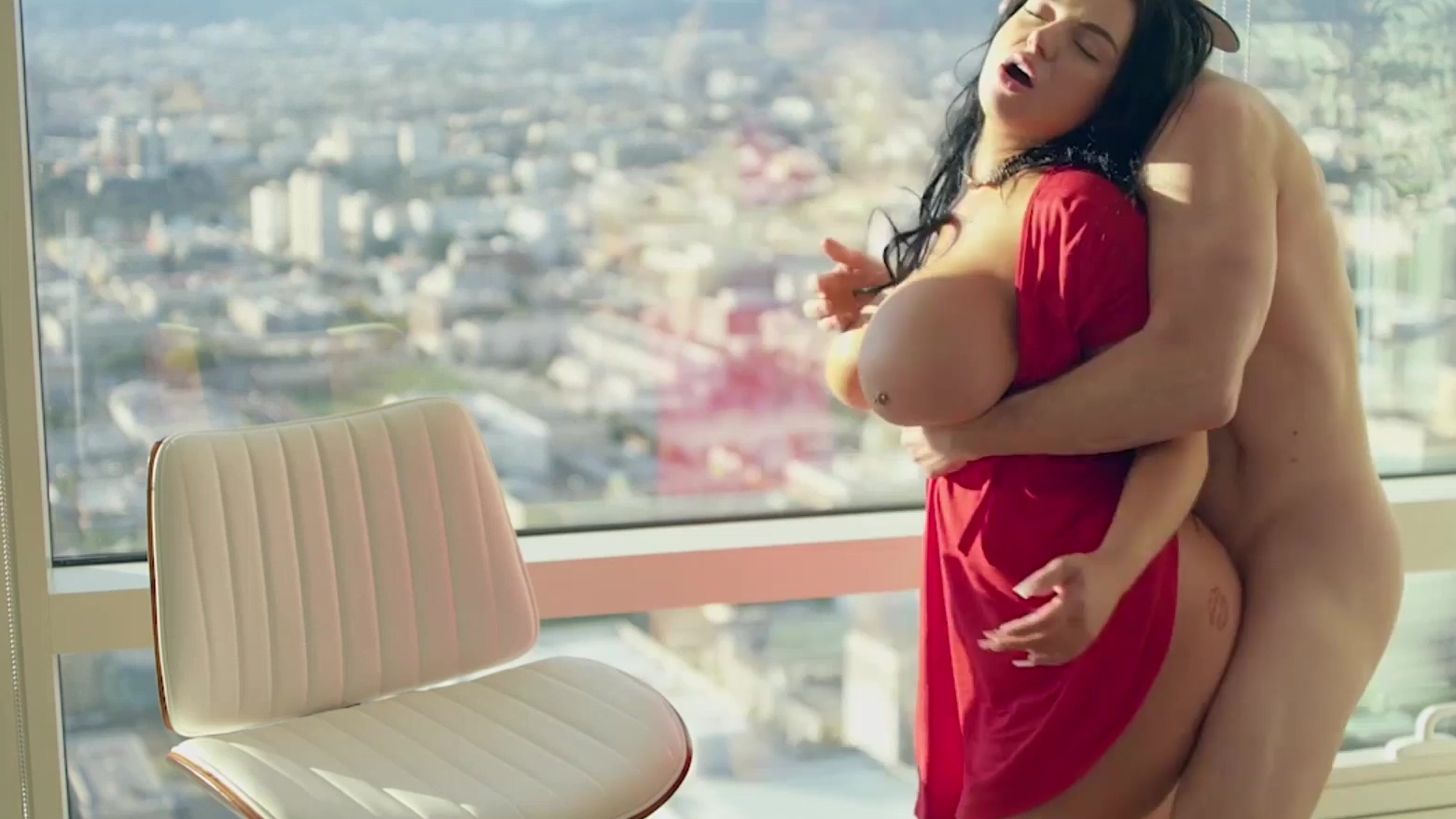 MILF latina con curvas trae a su amiga a casa para una sesión de medianoche