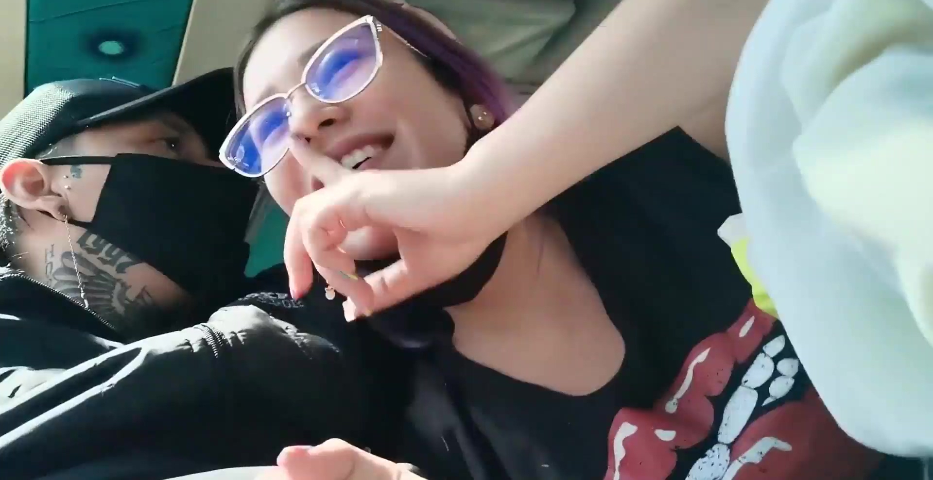 Mamada y creampie en el autobús. La chica está dispuesta a todo.