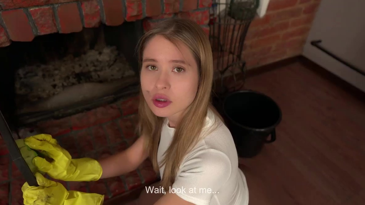 Me sigue a mi nueva puta sirvienta rusa mientras mi esposa no está presente.