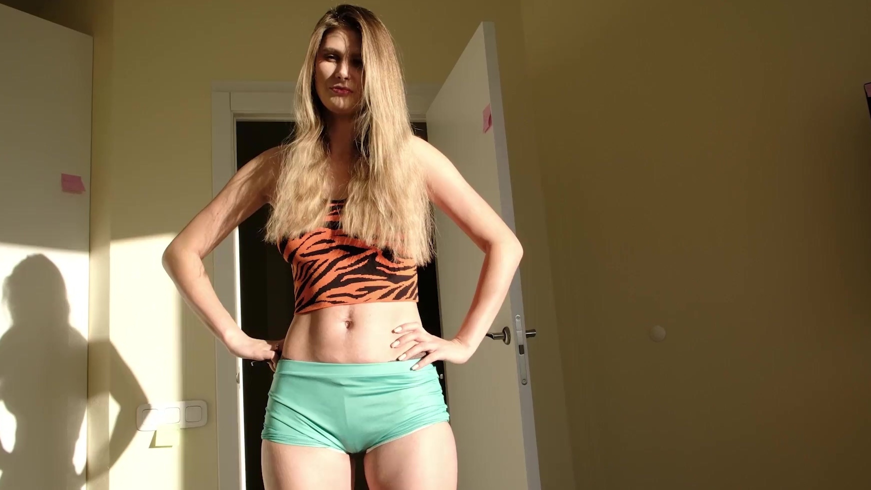 Mi delgada hermana rusa me pilló masturbándome y me acosté con ella.