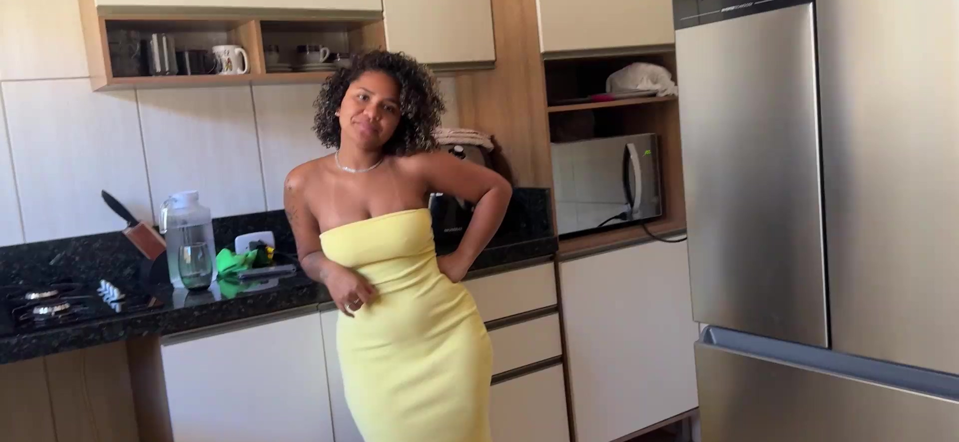 Mi hermana latina me pilló en la cocina y me corrí en su boca.