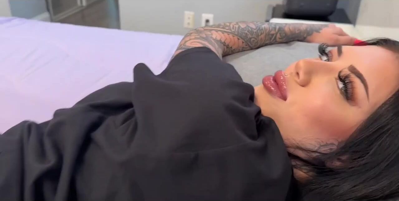 Mi hermana tatuada y culona me cabalga la polla sin cuidado.