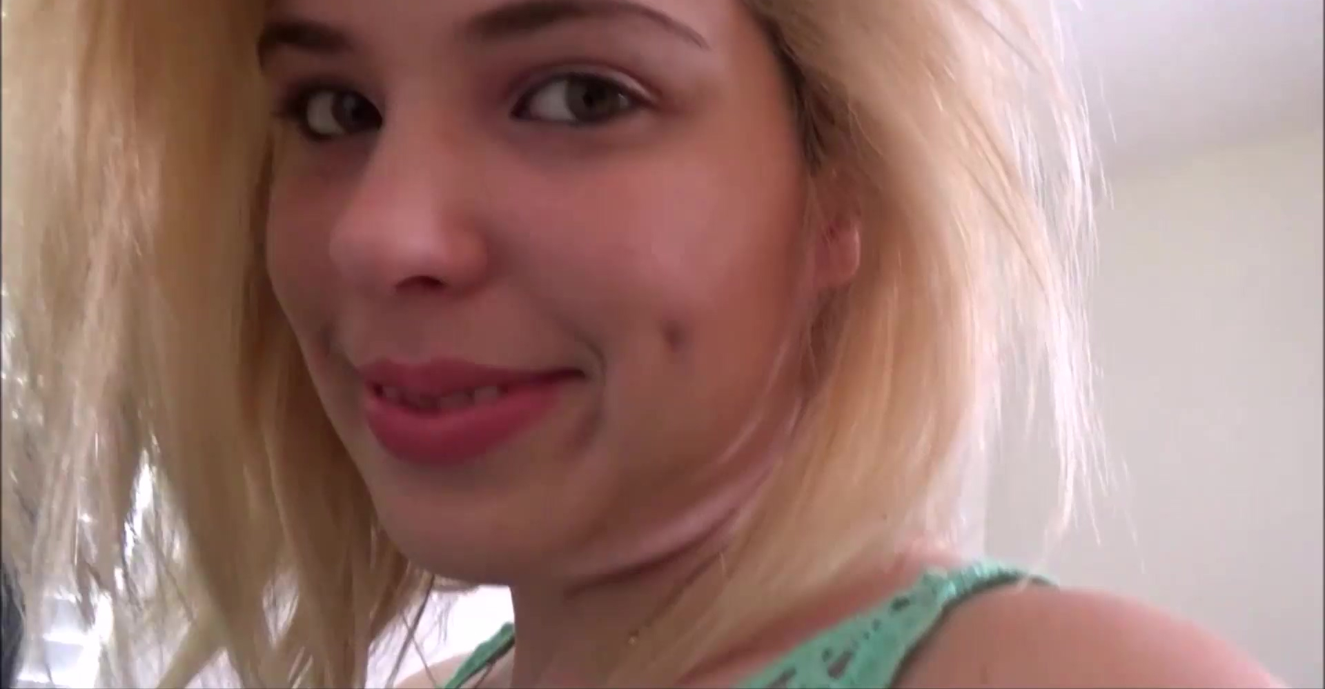 Mi hijastro no quería hacer los deberes, así que le obligué a hacer el trabajo duro.