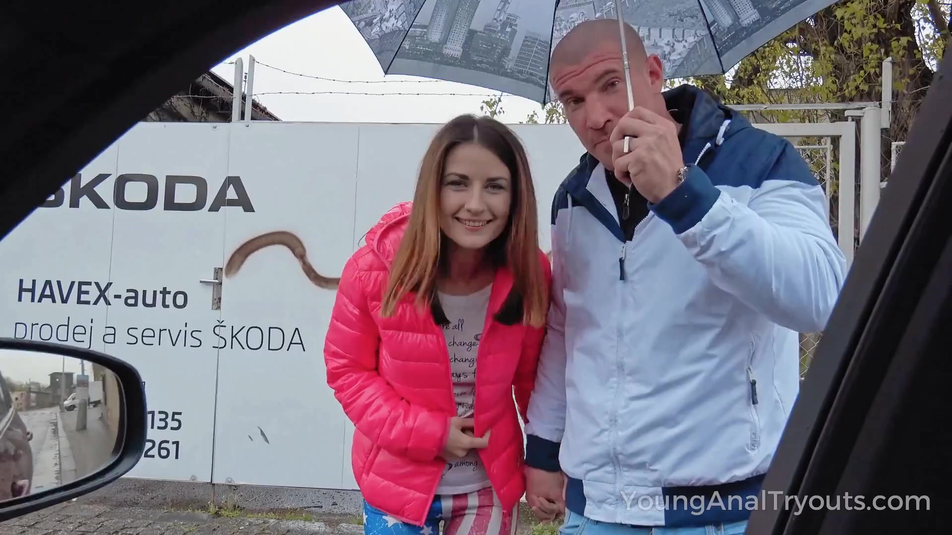 Milf caliente trabaja con dos chicos fuertes en un trío duro de doble penetración