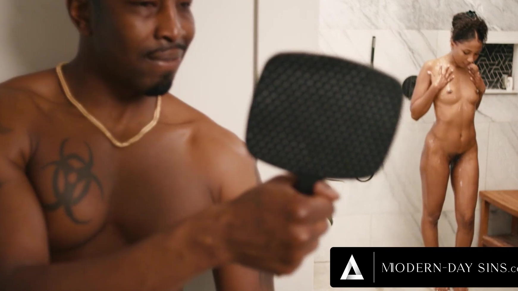 Milf de ébano cachonda olivia jay recibe una polla negra en la ducha